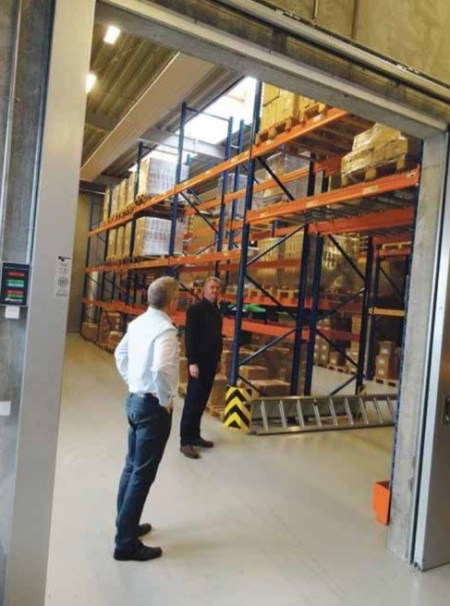 Christian og Morten i det separate Li-Ion lager, der siden 2014 har udgjort en brandisoleret enhed i de 3000 kvaddratmeter store lokaler.