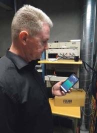 Morten udlæser måledata fra batteritesten på mobilen